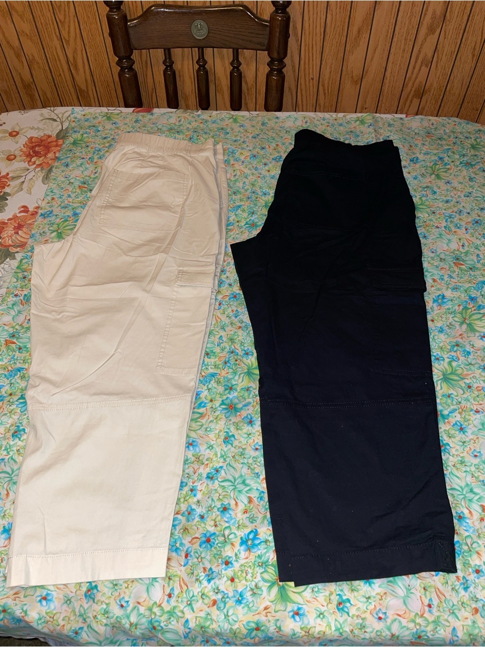 2 pairs of reitmans cargo clam diggers (16)